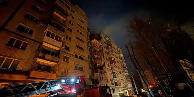 Російський дрон влучив у багатоповерхівку в Дніпрі: під завалами є люди