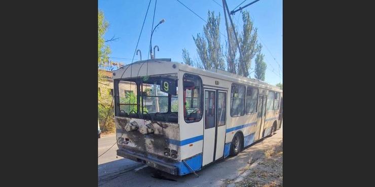 Окупанти обстріляли тролейбус у Херсоні: загинув поліцейський та є поранені