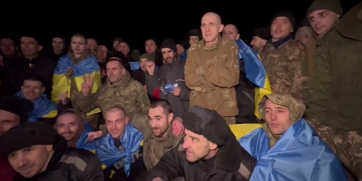 В Україну з російського полону повернули понад 200 військових і цивільних: хто вони і звідки