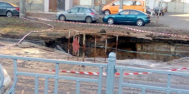 У житловому районі столиці провалилася дорога: як це сталося