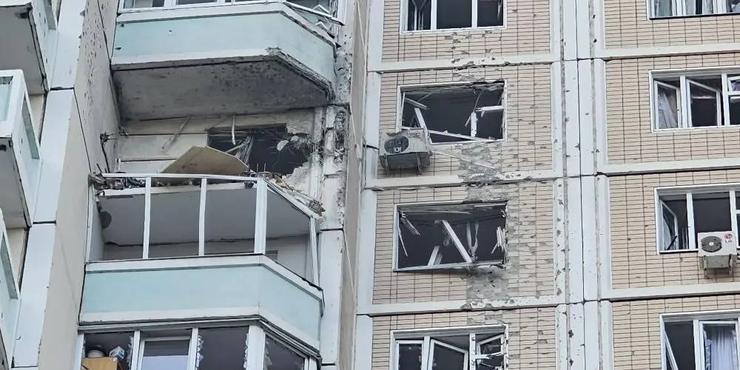 "Рій дронів" атакував Москву: велика кількість вибухів, є влучання у багатоповерхівки, територію НПЗ і технопарк