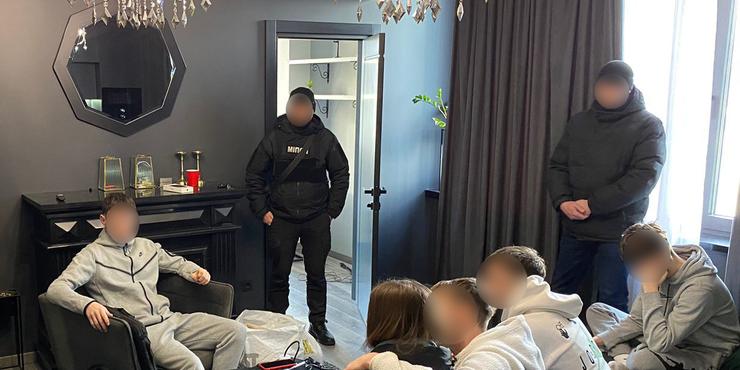 Поліція Києва прийшла до молодиків, які під час вечірок накачували дівчат снодійним і гвалтували на камеру