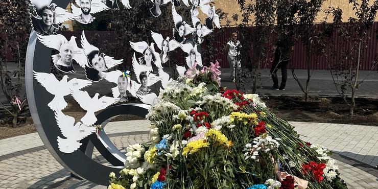 У Вінниці до річниці обстрілу РФ відкрили пам‘ятний знак на честь 29 загиблих