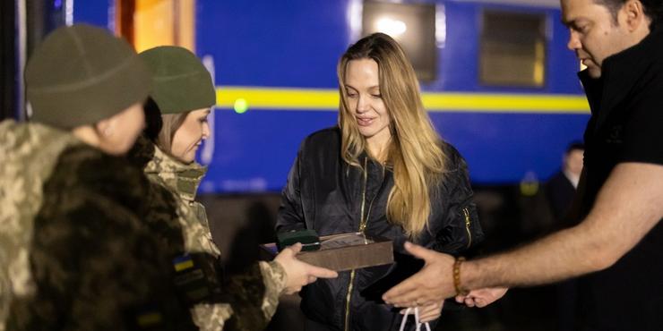 Джолі зустрілася з прикордонниками України і отримала від них подарунок