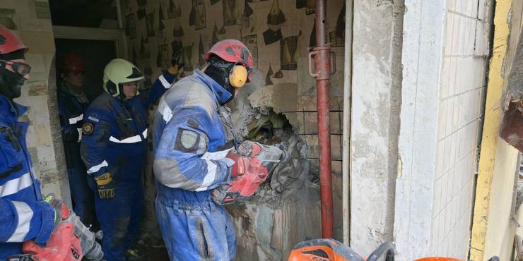 У Києві з-під завалів після ракетного удару РФ, врятували чоловіка: операція тривала понад три години