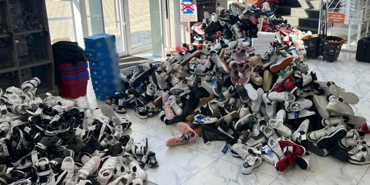 На Одещині БЕБ викрило незаконний продаж одягу під виглядом відомих брендів: що відомо