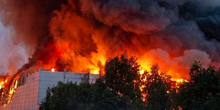 Російська армія знову атакувала склад Varus на Київщині Російська армія знову атакувала склад Varus на Київщині