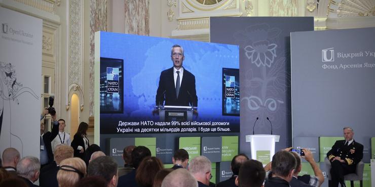 Представник НАТО на безпековому форумі у Києві закликав до додаткової мобілізації: потрібні не лише гранати, а й люди