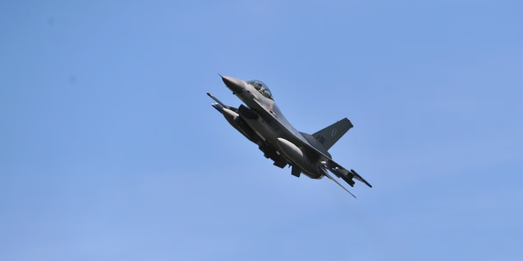 Під час масованої атаки РФ в Україні розбився винищувач F-16, - The Wall Street Journal