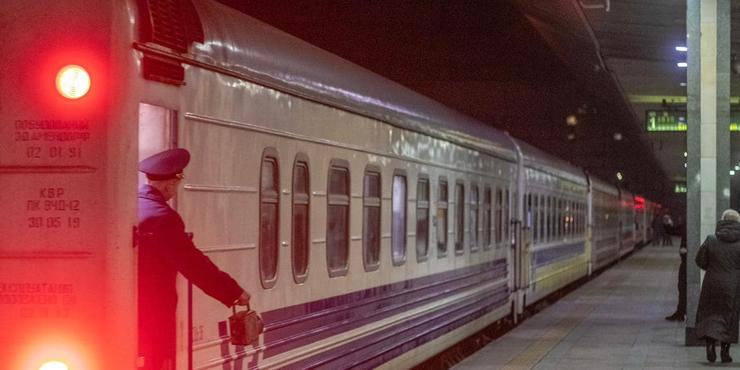 Через масовану атаку РФ на Україну знеструмлено залізницю: які поїзди запізнюються