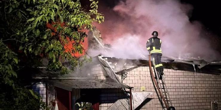 На Київщині загорівся будинок після нічної атаки дронів