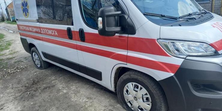 На Херсонщині окупанти скинули міни на "швидку": восьмеро людей поранені