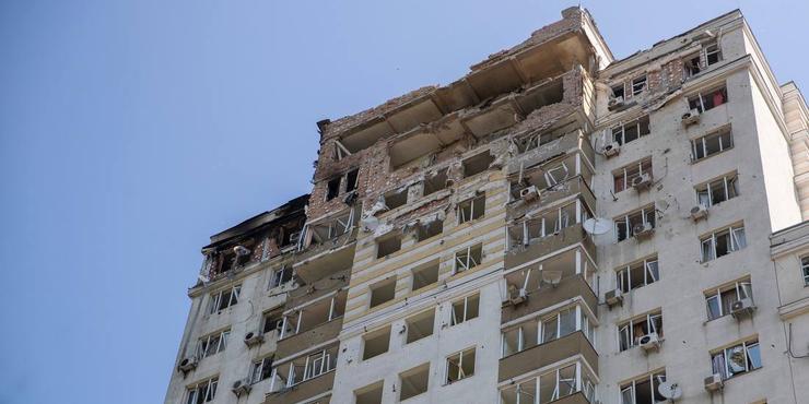 У Києві жінка загинула на власному балконі: вийшла дивитись на роботу ППО