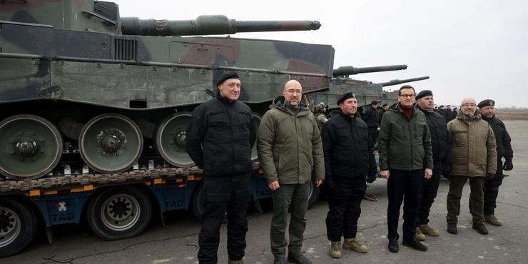 Перші танки Leopard вже прибули з Польщі в Україну: Їх зустріли Шмигаль з Моравецьким