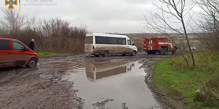 На Запоріжжі росіяни відкрили вогонь по колоні цивільних авто