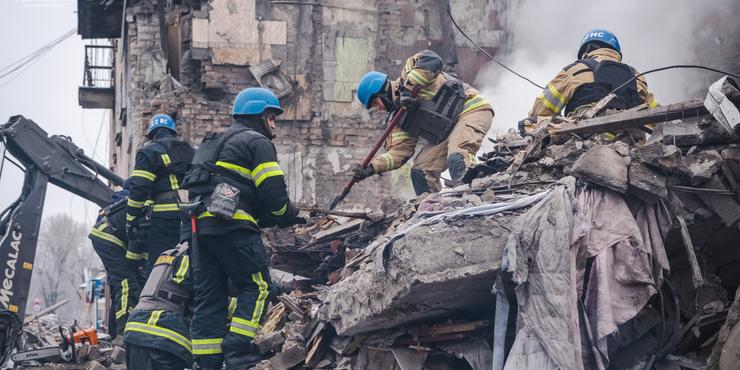 На Донеччині зросла кількість загиблих від удару РФ: рятувальники шукають під завалами цілу родину