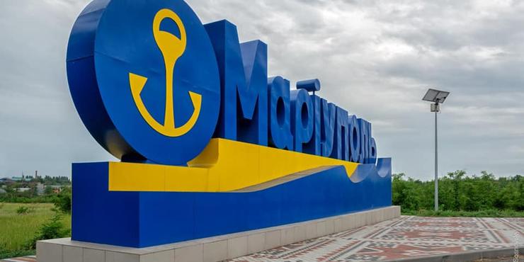Над окупованим Маріуполем збили літак РФ, у місті лунають вибухи: що відомо