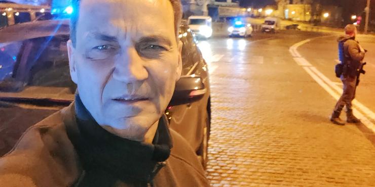 Під час атаки РФ на Київ пошкоджень зазнало консульство Польщі: Сікорський висловився про ППО
