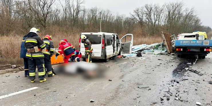 На Харківщині зіткнулися три автомобілі: є 6 загиблих та 5 поранених