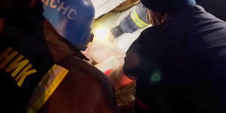 У Селидовому рятувальники показали, як дістають з-під завалів пораненого чоловіка