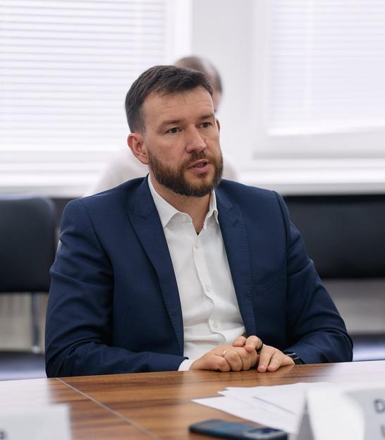«Є враження, що кошти хочуть перенаправити на президентські програми». Як «слуги народу» на комітеті «розносили» міністра Улютіна