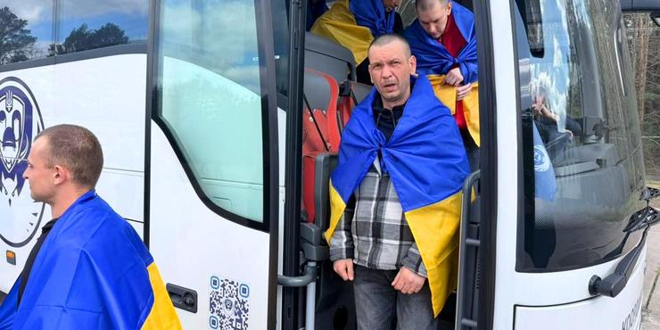 Новий обмін полоненими: в Україну повернулися 193 військовослужбовці