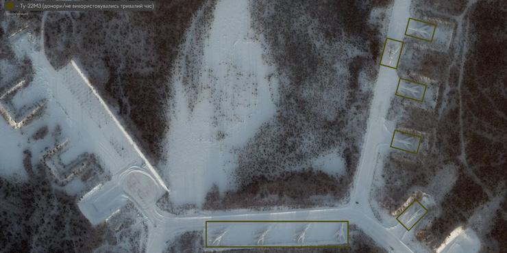 РФ готується до нової ракетної атаки: на аеродромі під Мурманськом зібрали 35 ракетоносіїв