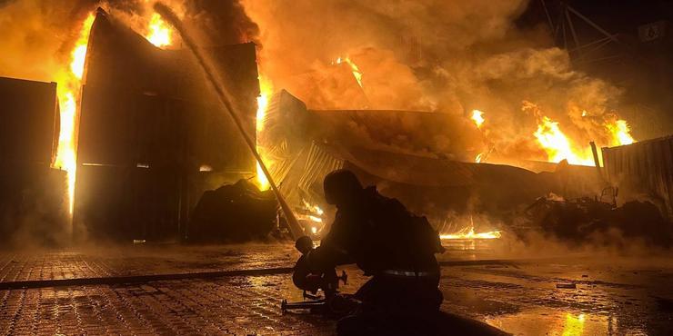 Російські безпілотники атакували Одещину: в Чорноморську - блекаут, у порту горів цивільний вантаж