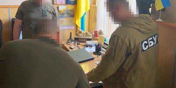 Голова ЦНАПу на Чернігівщині організувала схему “заробітку” на призовниках