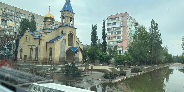 Як виглядає Херсон після сходу води: поліція, рятувальники та енергетики ліквідують наслідки