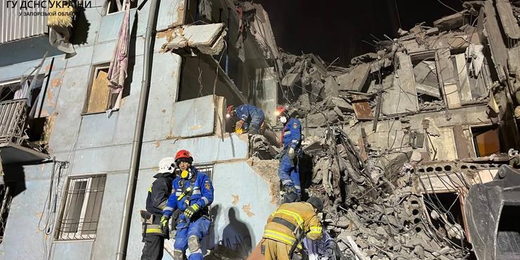 Рятувальники знайшли під завалами у Запоріжжі тіла ще трьох людей