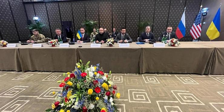 На мирних переговорах обговорювали демілітаризовану зону на Донбасі без жодної з армій, — NYT