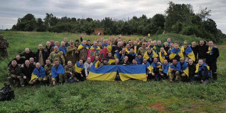 Україна повернула з полону РФ 95 військових: хто вони, де воювали, перші фото на рідній землі