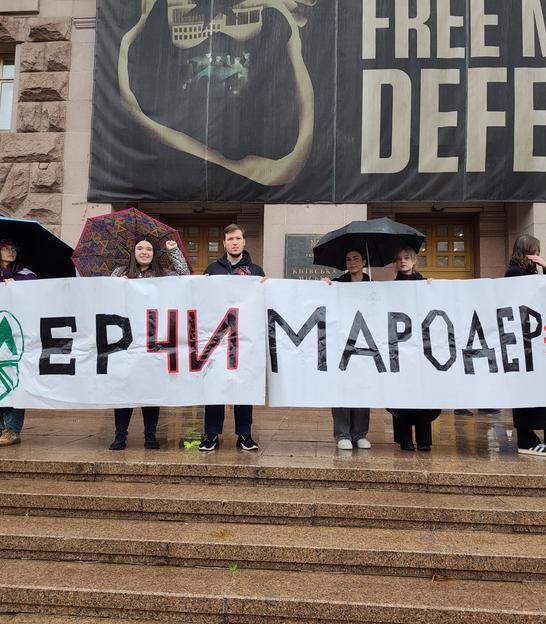 У Києві протест проти підвищення тарифів на проїзд біля КМДА ледь не зірвали молодики з нацистською символікою (ФОТО)
