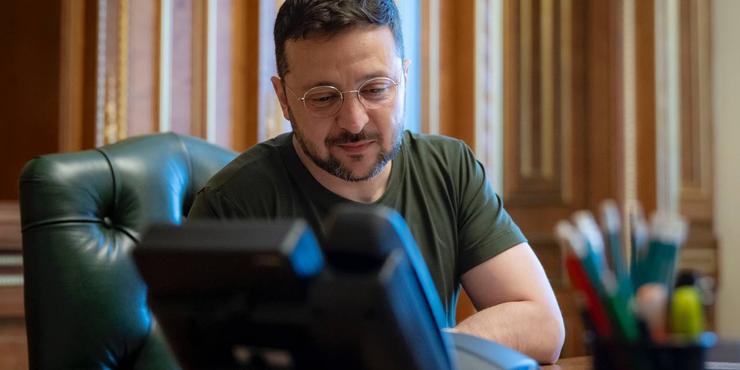 Зеленський провів першу розмову з новим Папою Римським і запросив його в Україну