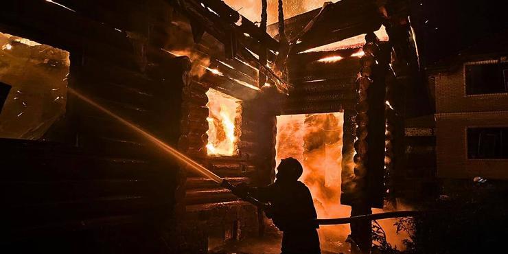Під час атаки безпілотників РФ на Київщині ударний дрон влучив у житловий будинок: загинула людина