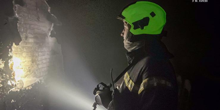У Києві загорілася школа: рятувальники евакуювали людей