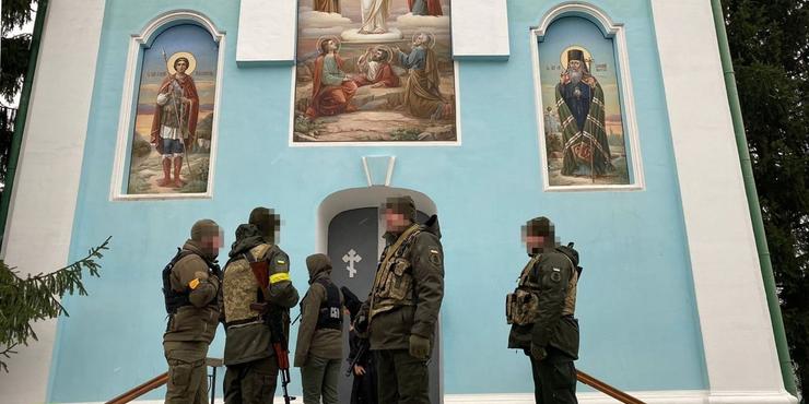 СБУ виявила в єпархіях московського патріархату російські паспорти і прапор "Новоросії"