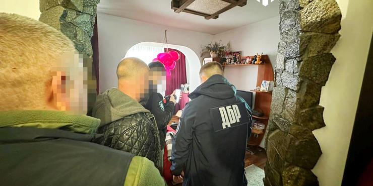 На Буковині командир відправив військових ремонтувати його будинок та нараховував їм за це 100 тис. грн бойових