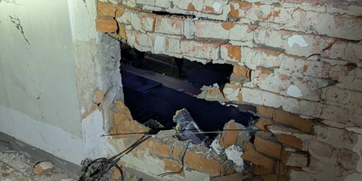 Нардепка Стефанишина показала наслідки влучання уламків російського дрона в її будинок у Києві