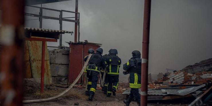 Зеленський повідомив про двох загиблих у Сумах, під завалами ще можуть бути люди