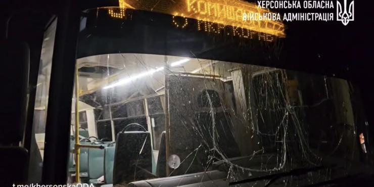 Росіяни атакували маршрутку в Херсоні: є загиблий та поранені