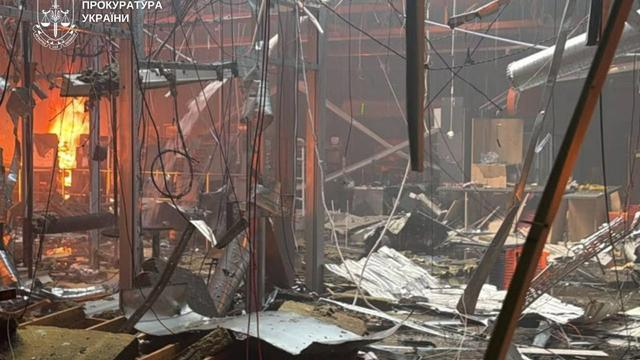 Росіяни двічі атакували дронами найбільший ТРЦ в Кривому Розі: є загиблі, палають магазини всередині Знищений ТЦ