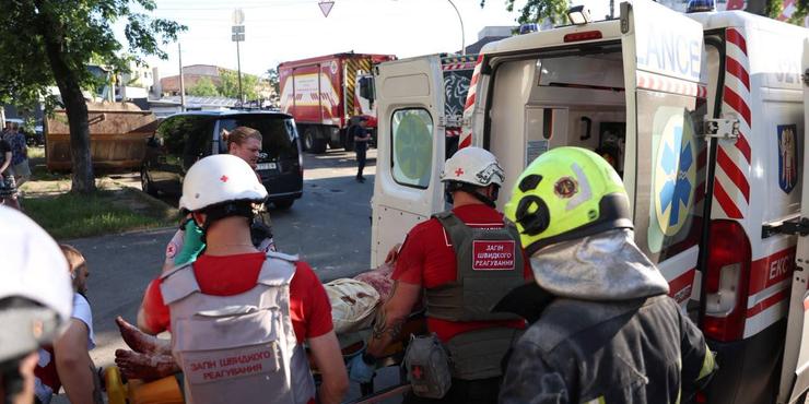 У Києві вже 13 загиблих внаслідок російської масованої атаки: людей шукають під завалами