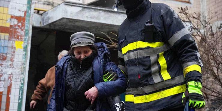 Рятувальники дістали загиблу жінку з-під завалів багатоповерхівки у Києві