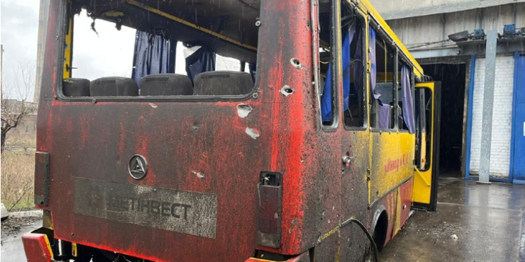 Обстріл Авдіївки: росіяни поцілили в автобус з людьми