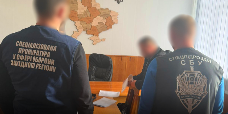 На Буковині працівник ТЦК за $9 тис. обіцяв “допомогти” знятися з військового обліку