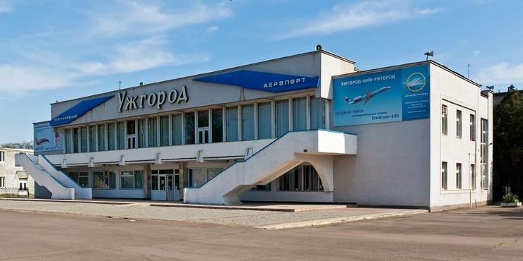 У Зеленського заявили, що питання рейсів з аеропорту Ужгорода поки “на паузі”