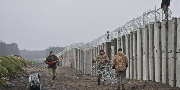Рів, паркан, колючий дріт: Як Україна будує стіну на кордоні з Білоруссю та РФ