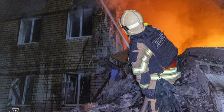 РФ завдала удару балістичною ракетою по 5-поверхівці у Харкові: рятувальники дістали тіла сімох загиблих